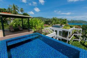 Bazén v ubytování Kata Gardens Penthouse sea view 4C near Kata Noi Beach nebo v jeho okolí