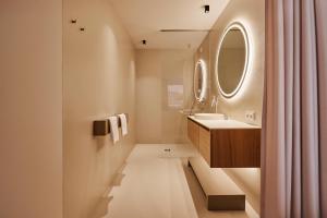 蓬高圣约翰Haven Mountain Retreat的浴室里有洗手池和镜子 更多129张照片