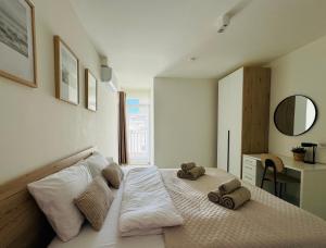 Un dormitorio con una cama con dos almohadas encima. en SeeYou, en St Paul's Bay