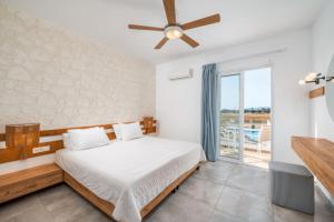 Cama ou camas em um quarto em Summer Village of Hippokrates - Adults only