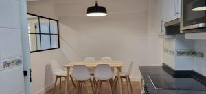 Η κουζίνα ή μικρή κουζίνα στο Precioso apartamento CORUÑA - recién reformado +22 φωτογραφίες