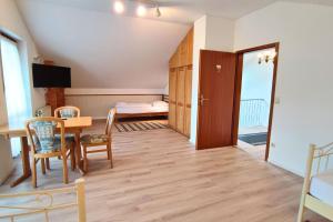 Habitación con mesa y comedor. en Monteursunterkunft Straßlach- Fitters' accommodation with shared Kitchen & Garden, en Straßlach-Dingharting