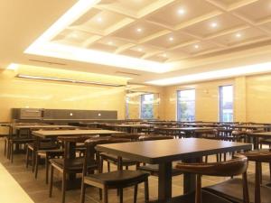 une grande chambre avec des tables et des chaises. dans l'établissement GreenTree Alliance Disneyland North Gate, à Shanghai 123 autres photos