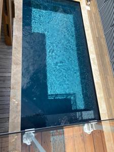 a close up of a blue swimming pool at Location saisonnière A portée de vue in La Possession
