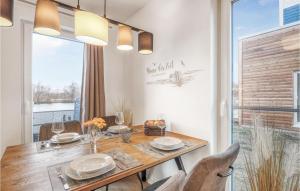 ein Esszimmer mit einem Holztisch und Stühlen in der Unterkunft Amazing Home In Tossens With Wifi in Tossenserdeich