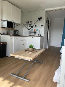 una cocina con una mesa en el medio. en Studio with pool in Guérande, en Guérande 9 fotos más