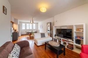 a living room with a couch and a table at L'Averia - Appartement spacieux en hypercentre in Blois