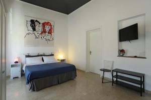 una camera da letto con un letto e una TV a schermo piatto di B&B La casa di Paola a Trapani