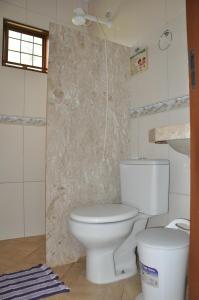 Et badeværelse på Recanto Vovô Octávio - Refúgio Encantador em meio a Natureza