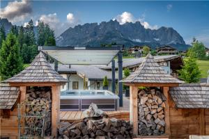 Pemandangan umum gunung atau pemandangan gunung yang diambil dari hotel