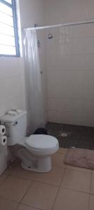 a bathroom with a white toilet and a shower at Departamento sencillo, ideal para descanso in Santa María del Tule +13 photos