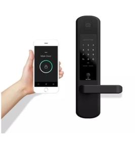 une main tenant un smartphone avec télécommande dans l'établissement OIQIA • Jadéa • Saphir, à Bressuire
