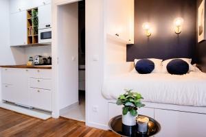 - une chambre avec 2 lits et une table avec un vase dans l'établissement OIQIA • Jadéa • Saphir, à Bressuire