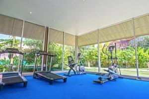 ein Fitnessstudio mit mehreren Laufbändern und Crosstrainern in der Unterkunft Blue Koh Yao Yai Resort and Villa in Ko Yao Yai