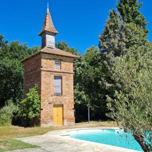 Πισίνα στο ή κοντά στο Gite de Coulassy 8 à 10 pers dans parc de 2 hectares