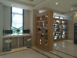 TV a/nebo společenská místnost v ubytování GreenTree Inn Bozhou Qiaocheng District Bowu Industrial Park Business Hotel