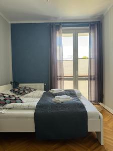 Ένα ή περισσότερα κρεβάτια σε δωμάτιο στο Apartament Rejtana II