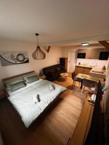 Postel nebo postele na pokoji v ubytování Apartmány v Javorné na Šumavě + 32 fotografií