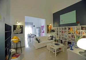 un soggiorno con un divano e un tavolo di B&B La casa di Paola a Trapani