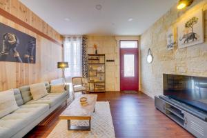 ein Wohnzimmer mit Sofa und Tisch in der Unterkunft La Riveraine - Belle maison à 20 min de Bordeaux in Lormont