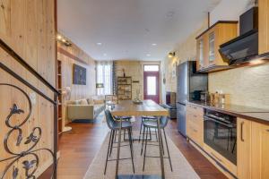 eine Küche mit einer Theke und Hockern darin in der Unterkunft La Riveraine - Belle maison à 20 min de Bordeaux in Lormont