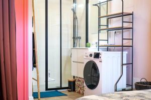 baño con lavadora en una habitación en Appartement cosy en souplex Quartier Saint Michel Les Sables - 2 personnes, en Les Sables-dʼOlonne