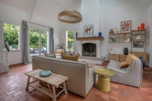 a living room with a couch and a fireplace at Maison pour 8 - Piscine chauffée - 100m de la plage in Piriac-sur-Mer