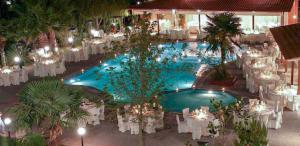 特瑞罗芬四季酒店的享有带桌椅的游泳池的顶部景致