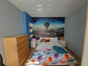 Postel nebo postele na pokoji v ubytování W pełni wyposażone mieszkanie Łódź, WIFI, parking, balkon