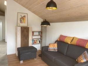 a living room with a couch and a book shelf at Querhaus Kanzem in Kanzem