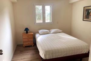 a bedroom with a bed and a window at La Casa del Lago in Navas del Rey