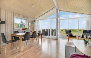 Posezení v ubytování Holiday Home Klokkegrund Ebeltoft Vi