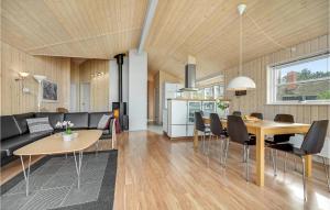 Posezení v ubytování Holiday Home Klokkegrund Ebeltoft Vi