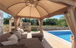 una sombrilla grande en un patio junto a la piscina en Stunning Home In Hrboki, en Hrboki 40 fotos más