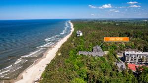 an overhead view of a beach with a sign that reads kingsbury at Dwie Sosny z sauną, Sun & Snow in Ustronie Morskie