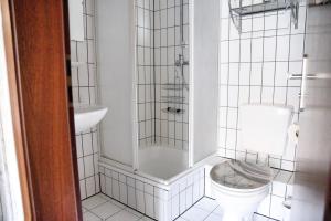 a bathroom with a toilet and a sink at Lagunenstadt am Haff Fewo 133 - Hol über! in Ueckermünde