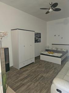 a white room with a bed and a ceiling fan at Villa Marko 3 Bedrooms apartment in Pula