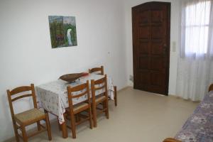 Katil atau katil-katil dalam bilik di Rena Giorgos Apts II On the beach Bali +12 gambar