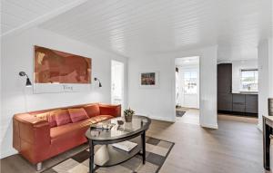 Posezení v ubytování Lovely Home In Ringkøbing With Sauna