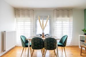 una sala da pranzo con tavolo e sedie di OIQIA • Téralis • Estival ad Annonay Altre 12 foto