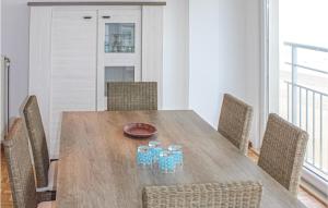 une salle à manger avec une table et des chaises en bois dans l'établissement Residentie Acapulco 6B, à Ostende