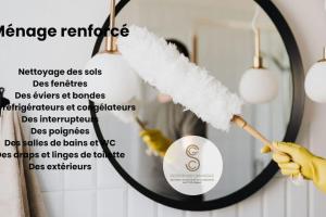a person is holding a feather brush in front of a mirror at Arene Arles Centre in Arles