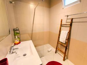 Un baño con lavabo y escalera para toallas. en Sweet Home Casa Melita 1º Piso, en Ferragudo 40 fotos más