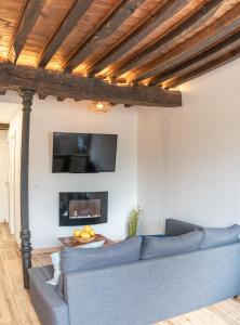 TV a/nebo společenská místnost v ubytování Apartamentos Cama del Rey 2 habitaciones