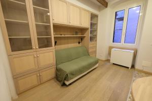 una camera con letto, armadi e finestra di Nonna Nanda Nest by PortofinoVacanze a Rapallo