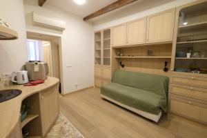 una cucina con sedia verde di Nonna Nanda Nest by PortofinoVacanze a Rapallo