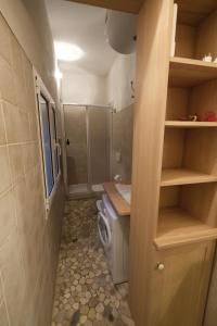 un piccolo bagno con wc e doccia di Nonna Nanda Nest by PortofinoVacanze a Rapallo Altre 16 foto