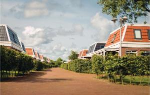 a row of houses on a dirt road at Tulp En Zee 6 Persoons in Noordwijk aan Zee