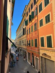 un gruppo di persone che camminano per una strada con edifici di Nonna Nanda Nest by PortofinoVacanze a Rapallo