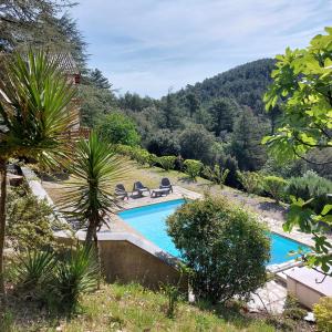 GénolhacGîte " villa Les Cèdres" En cévennes avec vue panoramique et piscine chauffée的相册照片